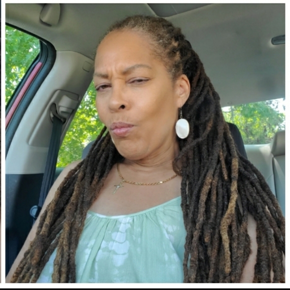 Meet your Posher, Rena - Picture 1 of 2